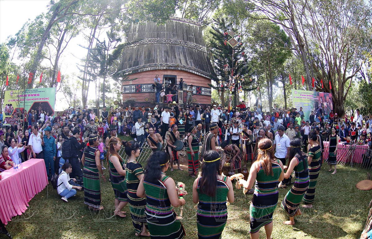 墨侬族在祈安祭礼身着传统服饰。