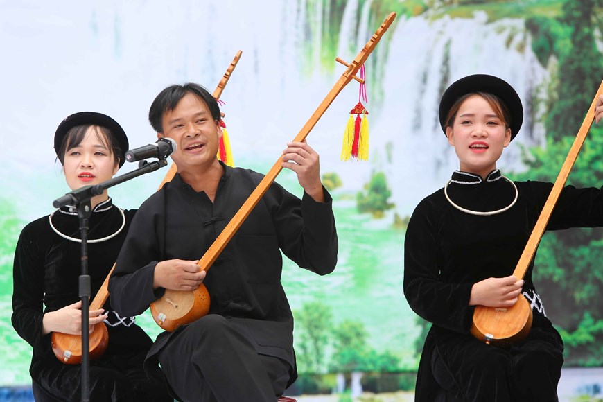 天曲–越南北部山区岱侬傣三族颇具特色的民间演唱艺术对越南岱、侬、傣等民族来说，天曲既是一种信仰文化形式又是一种富有特色的民间音乐类型。2019年12月12日在哥伦比亚波哥大举行的联合国教科文组织保护非物质文化遗产政府间委员会第十四次会议上，越南岱侬傣三族天曲正式被列入人类非物质文化遗产代表作名录。通过天曲传统演唱仪式，我们可以了解民族同胞们的人生观、世界观和文化特色。天曲已成为民族同胞的精神支柱，鼓励他们克服生活中的种种困难。可以说，天曲成为了民族同胞的精神支柱，鼓励他们克服生活中的种种困难。获得联合国教科文组织的认可，天曲真正开始新征程，为推崇与保护越南传统文化及风俗做出贡献。